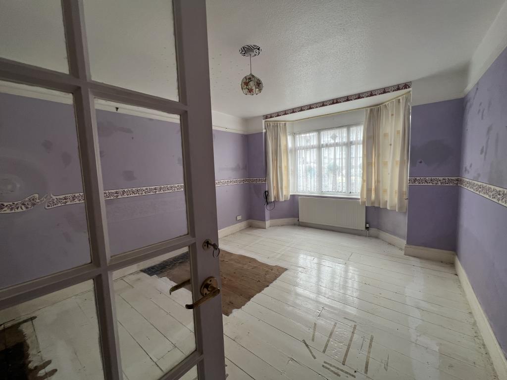 Lot: 116 - FLAT FOR REPAIR AND REFURBISHMENT - General view of master bedroom of property